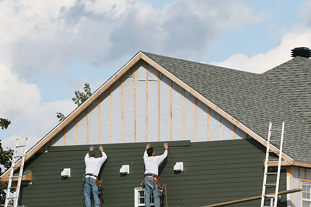 Professional Vinyl Siding technician working in Williamsburg, IN